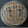 Constantin II – Nummus / Æ3 frappé à Antioche – GLORIA EXERCITVS – RIC 87