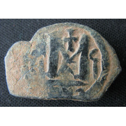 Califat omeyyade – Fals arabo-byzantin imitant le follis d'Héraclius à trois figures – Grand M – Vers 636–660