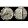 Poids monétaire de 1 drachme – IVᵉ-Iᵉʳ s. av. J.-C. – Α en relief, revers quadrillé – Plomb