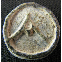 Poids monétaire de 1 drachme – IVᵉ-Iᵉʳ s. av. J.-C. – Α en relief, revers quadrillé – Plomb
