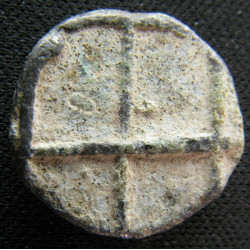 Poids monétaire de 1 drachme – IVᵉ-Iᵉʳ s. av. J.-C. – Α en relief, revers quadrillé – Plomb