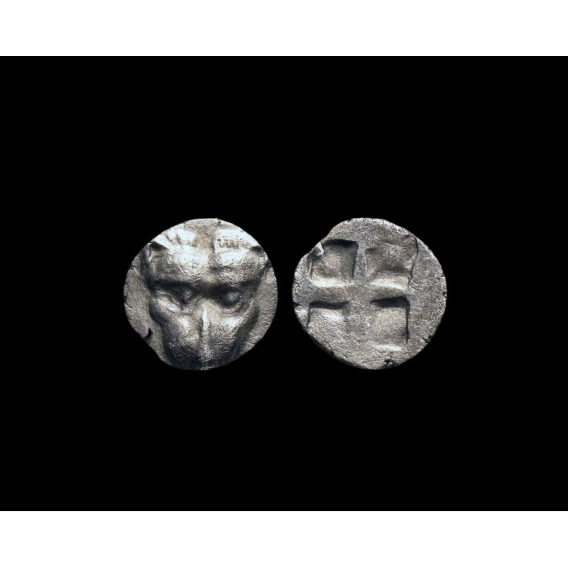 Ionie, Samos – Obole en argent – Tête de panthère de face / Carré creux quadripartite – ca 510–465 av. J.-C.