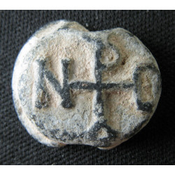 Narsos. Sceau byzantin en plomb (Ø 17 mm, 5,70 g). VIᵉ/VIIᵉ siècle.