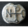 Narsos. Sceau byzantin en plomb (Ø 17 mm, 5,70 g). VIᵉ/VIIᵉ siècle.
