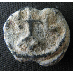 Narsos. Sceau byzantin en plomb (Ø 17 mm, 5,70 g). VIᵉ/VIIᵉ siècle.