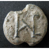 Anastase, chartulaire. Sceau byzantin en plomb (Ø 20 mm, 6,3 g). VIᵉ siècle.