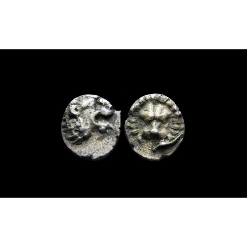 Mylasa (Carie) – Tétartémorion AR – Museau de lion de face / Avant-train à droite – Inédit (?) – vers 420–390 av. J.-C.