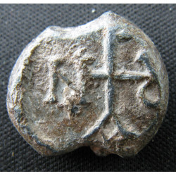 Narsès et Iannouarios. Sceau byzantin en plomb (Ø 17 × 19 mm, 8,61 g). VIᵉ–VIIᵉ siècle.