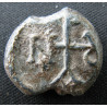 Narsès et Iannouarios. Sceau byzantin en plomb (Ø 17 × 19 mm, 8,61 g). VIᵉ–VIIᵉ siècle.