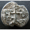 Narsès et Iannouarios. Sceau byzantin en plomb (Ø 17 × 19 mm, 8,61 g). VIᵉ–VIIᵉ siècle.