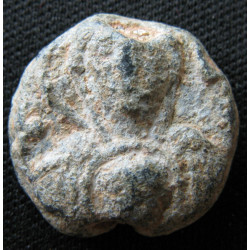 Pierre. Sceau byzantin en plomb (Ø 15 mm, 4,21 g). VIᵉ–VIIᵉ siècle.