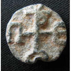 Pierre. Sceau byzantin en plomb (Ø 15 mm, 4,21 g). VIᵉ–VIIᵉ siècle.