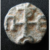 Pierre. Sceau byzantin en plomb (Ø 15 mm, 4,21 g). VIᵉ–VIIᵉ siècle.