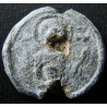 Léon Charsianités. Sceau byzantin en plomb (Ø 22 × 24 mm, 6,98 g). Fin XIᵉ – début XIIᵉ siècle.