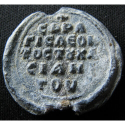 Léon Charsianités. Sceau byzantin en plomb (Ø 22 × 24 mm, 6,98 g). Fin XIᵉ – début XIIᵉ siècle.