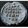 Léon Charsianités. Sceau byzantin en plomb (Ø 22 × 24 mm, 6,98 g). Fin XIᵉ – début XIIᵉ siècle.