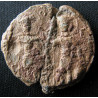 Sceau byzantin avec rare légende métrique. Sceau byzantin en plomb (Ø 25,2 mm, 10,93 g). XIIᵉ siècle.