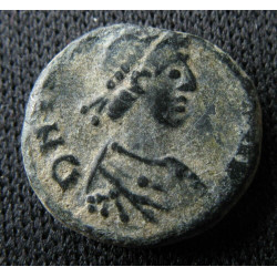 Théodose II — Nummus — Croix dans une couronne — Atelier indéterminé
