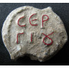 Sergios, stratelate. Sceau byzantin en plomb (Ø 19/23 mm, 9,36 g). Ve–VIᵉ siècle.