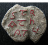 Sergios, stratelate. Sceau byzantin en plomb (Ø 19/23 mm, 9,36 g). Ve–VIᵉ siècle.