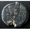 N. Protospathaire. (sceau « en miroir »). Sceau byzantin en plomb (Ø 23 mm, 12,58 g). Xᵉ-XIIᵉ siècle.