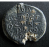 N. Protospathaire. (sceau « en miroir »). Sceau byzantin en plomb (Ø 23 mm, 12,58 g). Xᵉ-XIIᵉ siècle.