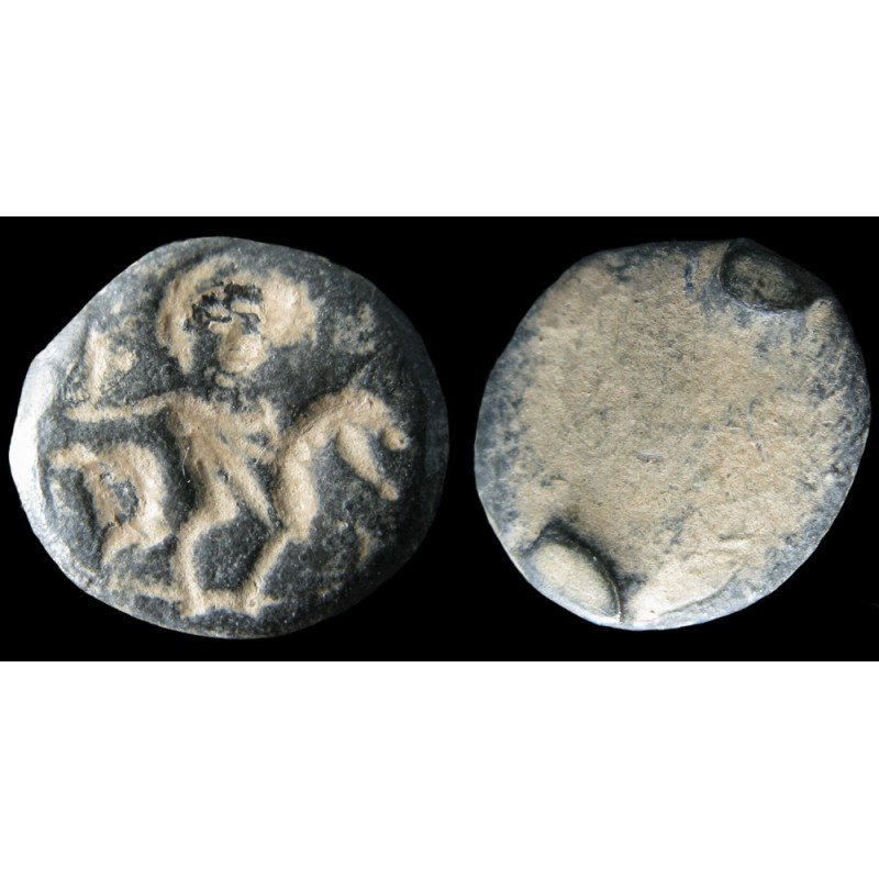 Chaton de bague en alliage cuivreux, cavalier à droite. Époque byzantine (Ø 11 mm, 0,96 g). IVᵉ–VIᵉ siècle apr. J.-C.