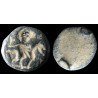 Chaton de bague en alliage cuivreux, cavalier à droite. Époque byzantine (Ø 11 mm, 0,96 g). IVᵉ–VIᵉ siècle apr. J.-C.