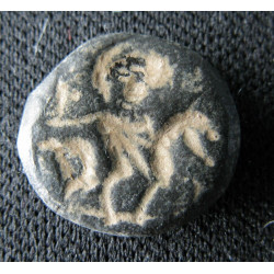 Chaton de bague en alliage cuivreux, cavalier à droite. Époque byzantine (Ø 11 mm, 0,96 g). IVᵉ–VIᵉ siècle apr. J.-C.