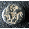 Chaton de bague en alliage cuivreux, cavalier à droite. Époque byzantine (Ø 11 mm, 0,96 g). IVᵉ–VIᵉ siècle apr. J.-C.