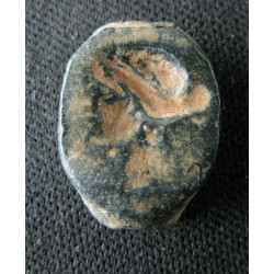 Chaton de bague en alliage cuivreux à décor moulé, tête féminine - (Ø 15 mm, 2,63 g). Époque romaine tardive ou proto-byzantine.