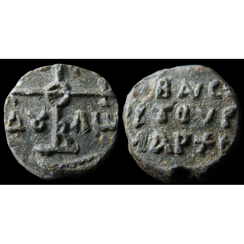 N. Spathaire impérial et tourmarque. Sceau byzantin en plomb (Ø 16,3 mm, 5,2 g). VIIIᵉ-IXᵉ siècle.
