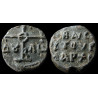 N. Spathaire impérial et tourmarque. Sceau byzantin en plomb (Ø 16,3 mm, 5,2 g). VIIIᵉ-IXᵉ siècle.