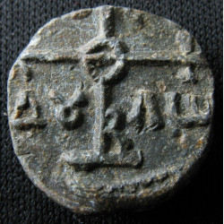 N. Spathaire impérial et tourmarque. Sceau byzantin en plomb (Ø 16,3 mm, 5,2 g). VIIIᵉ-IXᵉ siècle.