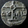 N. Spathaire impérial et tourmarque. Sceau byzantin en plomb (Ø 16,3 mm, 5,2 g). VIIIᵉ-IXᵉ siècle.
