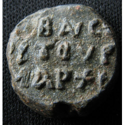 N. Spathaire impérial et tourmarque. Sceau byzantin en plomb (Ø 16,3 mm, 5,2 g). VIIIᵉ-IXᵉ siècle.