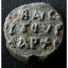 N. Spathaire impérial et tourmarque. Sceau byzantin en plomb (Ø 16,3 mm, 5,2 g). VIIIᵉ-IXᵉ siècle.