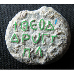 Théodore, dronggaire du ploimon impérial. Sceau byzantin en plomb (Ø 20,3 mm, 9,7 g). IXᵉ siècle.