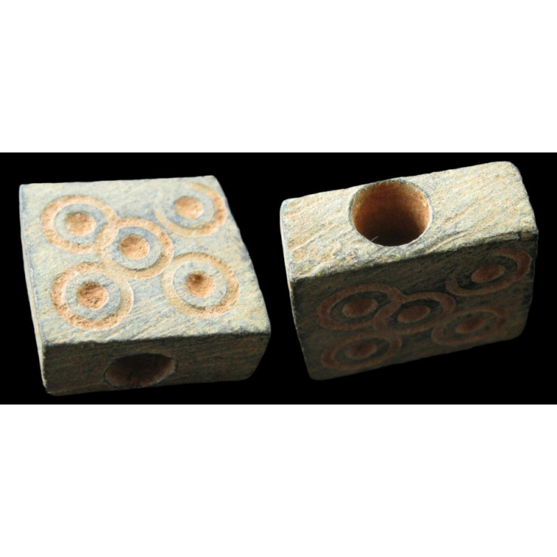Poids monétaire islamique de 1,5 dirham — brique à ocelles (IXe–XIIIe siècle)