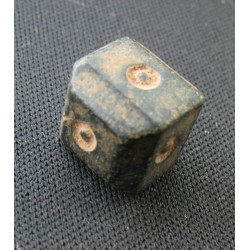 Poids monétaire islamique de 2 dirhams — cube à ocelles (IXe–XIIIe siècle)