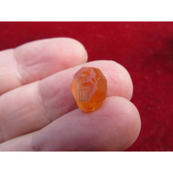 Intaille romaine en cornaline orange – Créature mythologique – Forme octogonale – Collection Lakeview