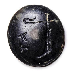 Intaille républicaine en agate noire – Gouvernail et lettres TA – Symboles protecteurs – Ier siècle av. J.-C.