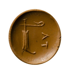 Intaille républicaine en agate noire – Gouvernail et lettres TA – Symboles protecteurs – Ier siècle av. J.-C.
