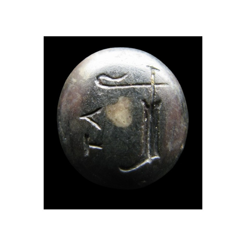 Intaille républicaine en agate noire – Gouvernail et lettres TA – Symboles protecteurs – Ier siècle av. J.-C.
