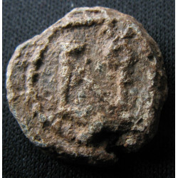 Sisinnios, ἀπὸ ἐπάρχων. Sceau byzantin en plomb (Ø 18,4 mm, 7,5 g). VIᵉ-VIIᵉ siècle.