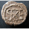 Sisinnios, ἀπὸ ἐπάρχων. Sceau byzantin en plomb (Ø 18,4 mm, 7,5 g). VIᵉ-VIIᵉ siècle.