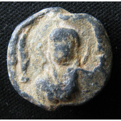Sceau iconographique. Sceau byzantin en plomb (Ø 17 mm, 7,64 g). VIᵉ-VIIIᵉ siècle.