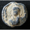 Sceau iconographique. Sceau byzantin en plomb (Ø 17 mm, 7,64 g). VIᵉ-VIIIᵉ siècle.