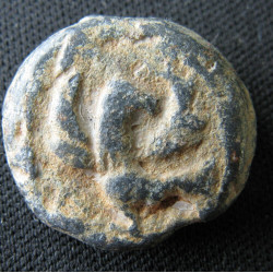 Sceau iconographique. Sceau byzantin en plomb (Ø 17 mm, 7,64 g). VIᵉ-VIIIᵉ siècle.