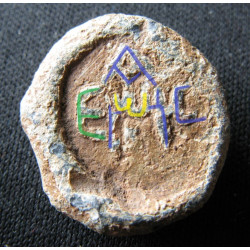 Badr (?). Sceau islamique en plomb à monogramme grec (Ø 18 mm, 9,88 g). Époque byzantine.
